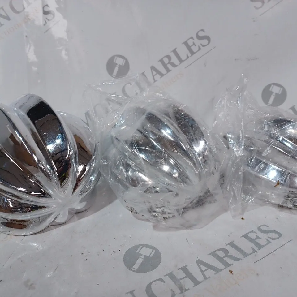 KELLY HOPPEN SET OF 3 TABLETOP DECORATIONS, SILVER