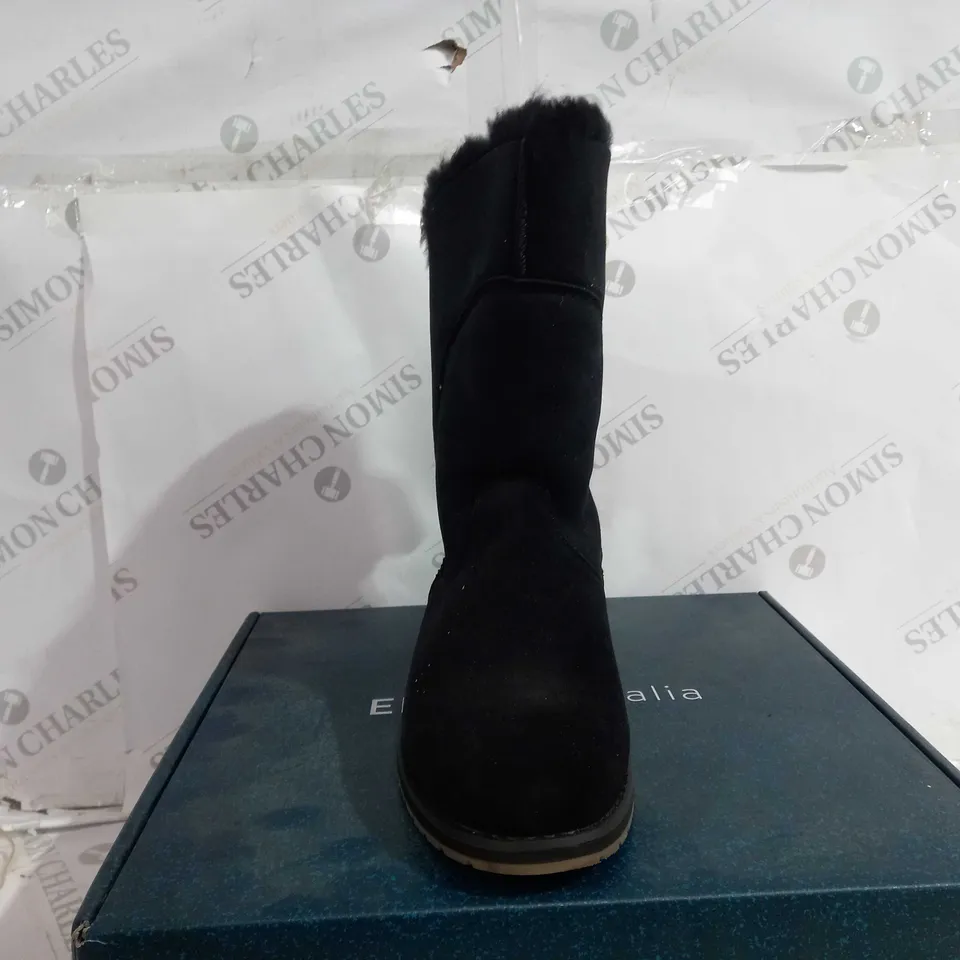 BOXED PAIR OF EMU AUSTRALIA "STINGER HI" WATER RESISTANT BOOTS - UK SIZE 7, BLACK