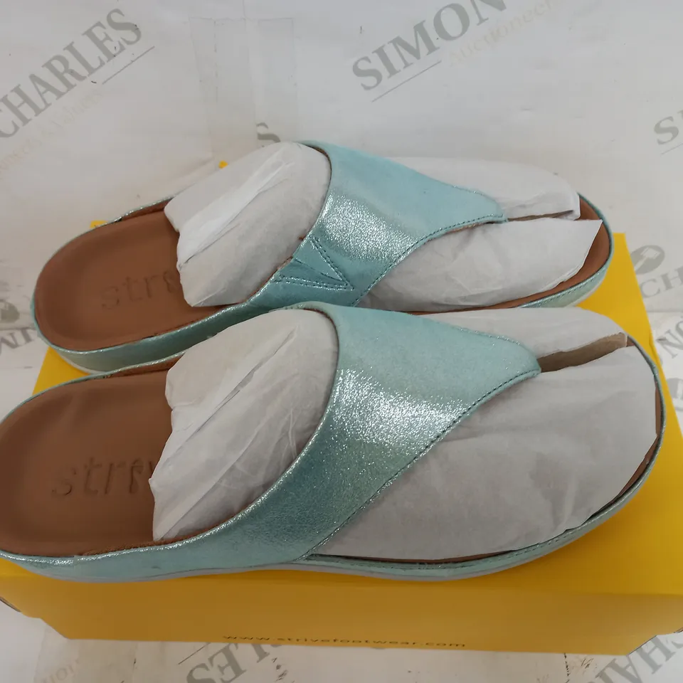 BOXED STRIVE MAUL II IN TURQUOISE SNAKE SIZE 6 