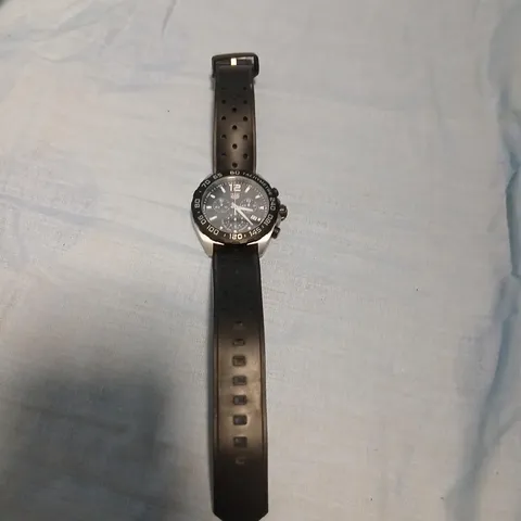 TAG HEUER FORMULA 1 CHRONOGRAPH WATCH – BLACK DIAL, PERFORATED RUBBER STRAP