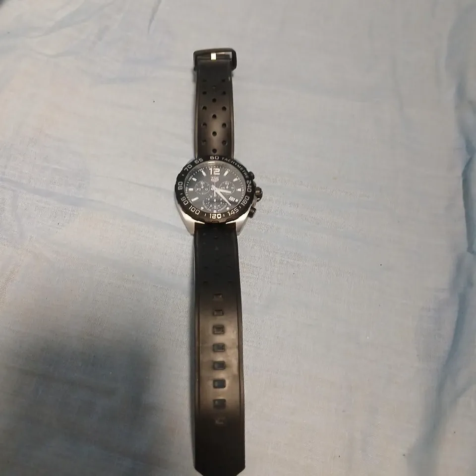 TAG HEUER FORMULA 1 CHRONOGRAPH WATCH – BLACK DIAL, PERFORATED RUBBER STRAP