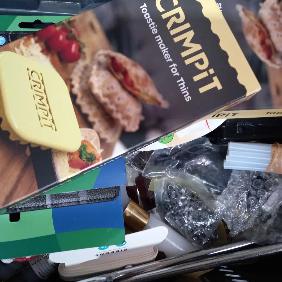 LOT OF APPROXIMATELY 10 ASSORTED HOUSEHOLD ITEMS TO INCLUDE SMART ANTI-SNORING DEVICE, CRIMPIT TOASTIE MAKER FOR THINS, BLACKSPUR 10W GLUE GUN, ETC