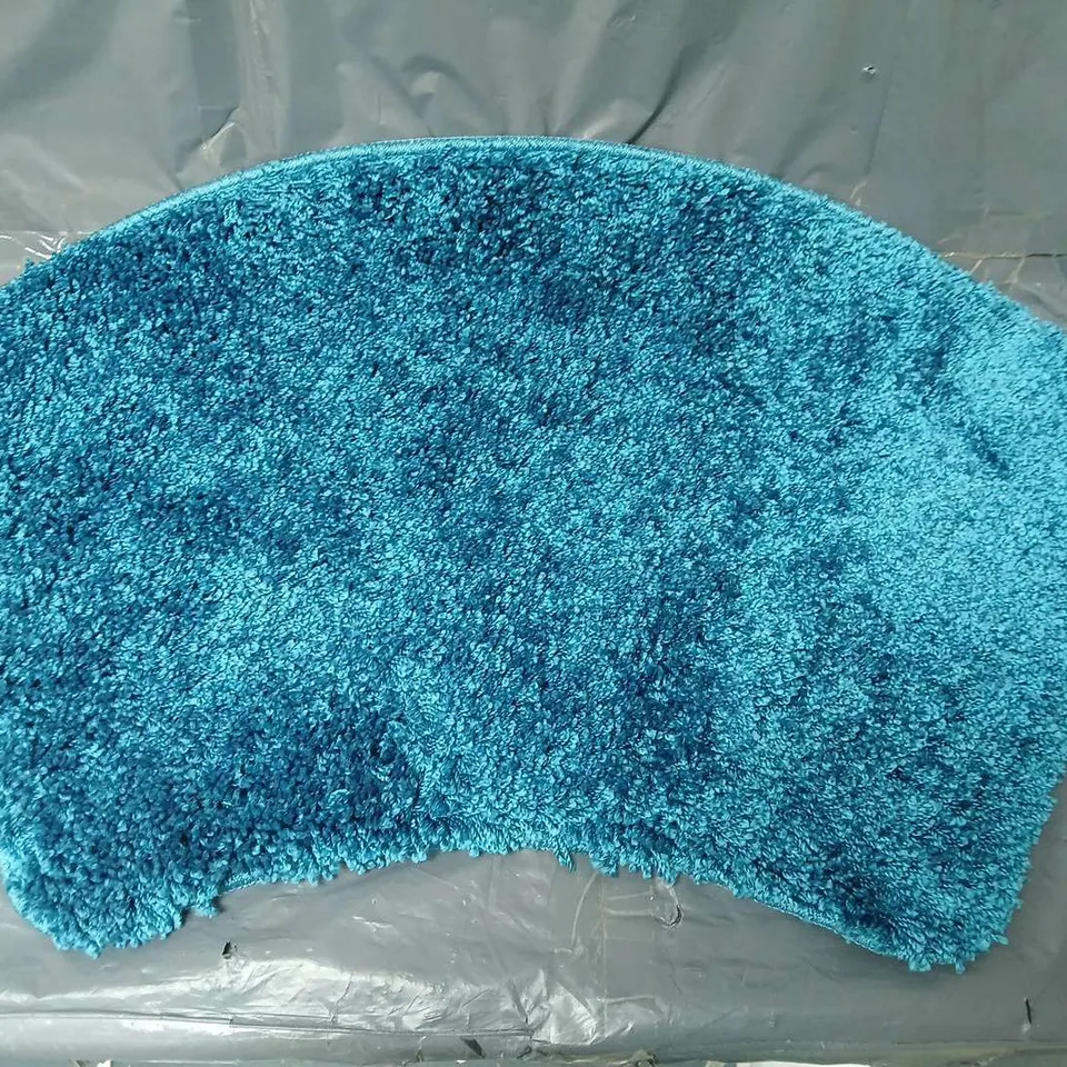 CURVED ARCH BATH MAT IN BLUE