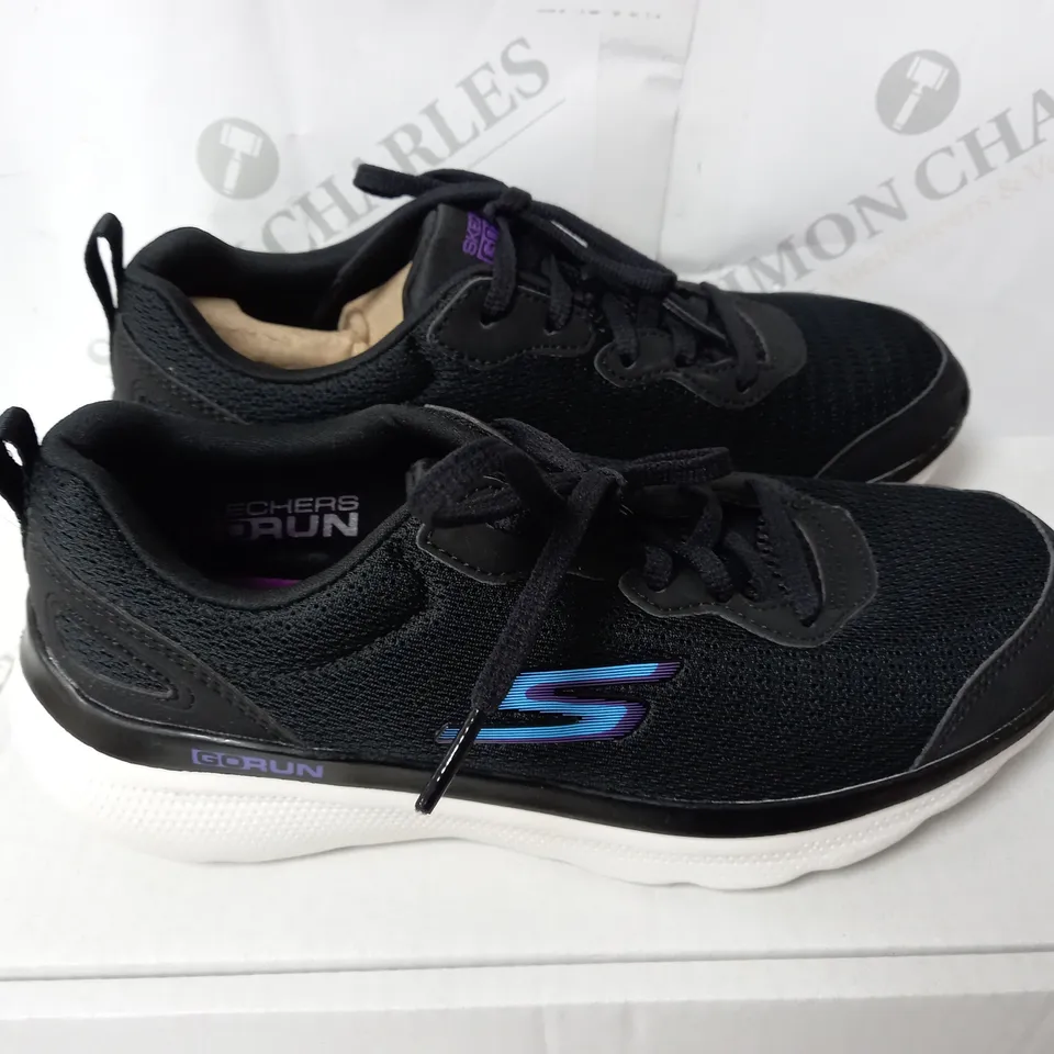 SKETCHERS TRAINERS BLACK SIZE 3.5