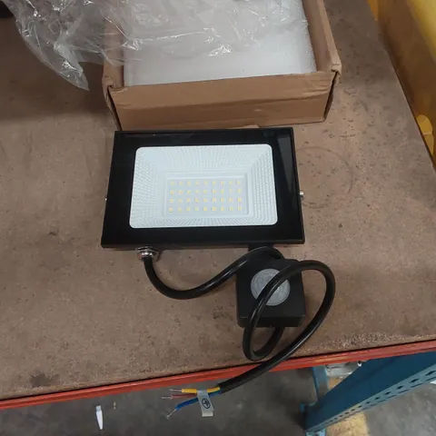 BOXED LED FLOOD LIGHT