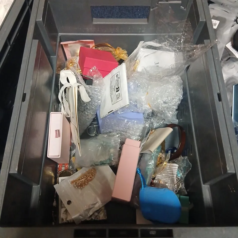 LARGE QUANTITY OF ASSORTED JEWELLERY AND ACCESSORIES
