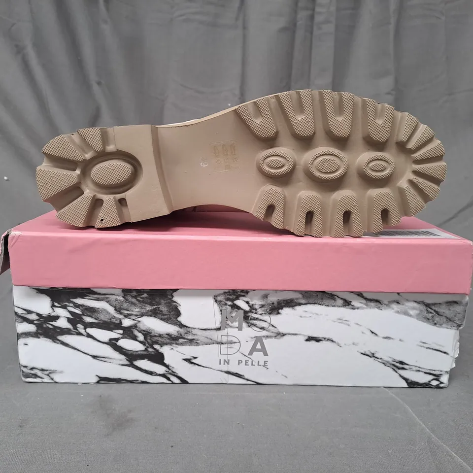 BOXED PAIR OF MODA IN PELLE ZIPSTER LEATHER BOOTS IN OFF WHITE SIZE 6