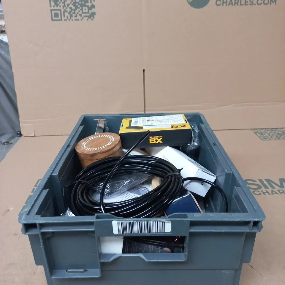 TOTE OF APPROXIMATELY 15 ASSORTED ITEMS TO INCLUDE X8 VIOLENT FAN, FROTHER, ROUNDHEAD POLISHED BRASS STRAIGHT ETC