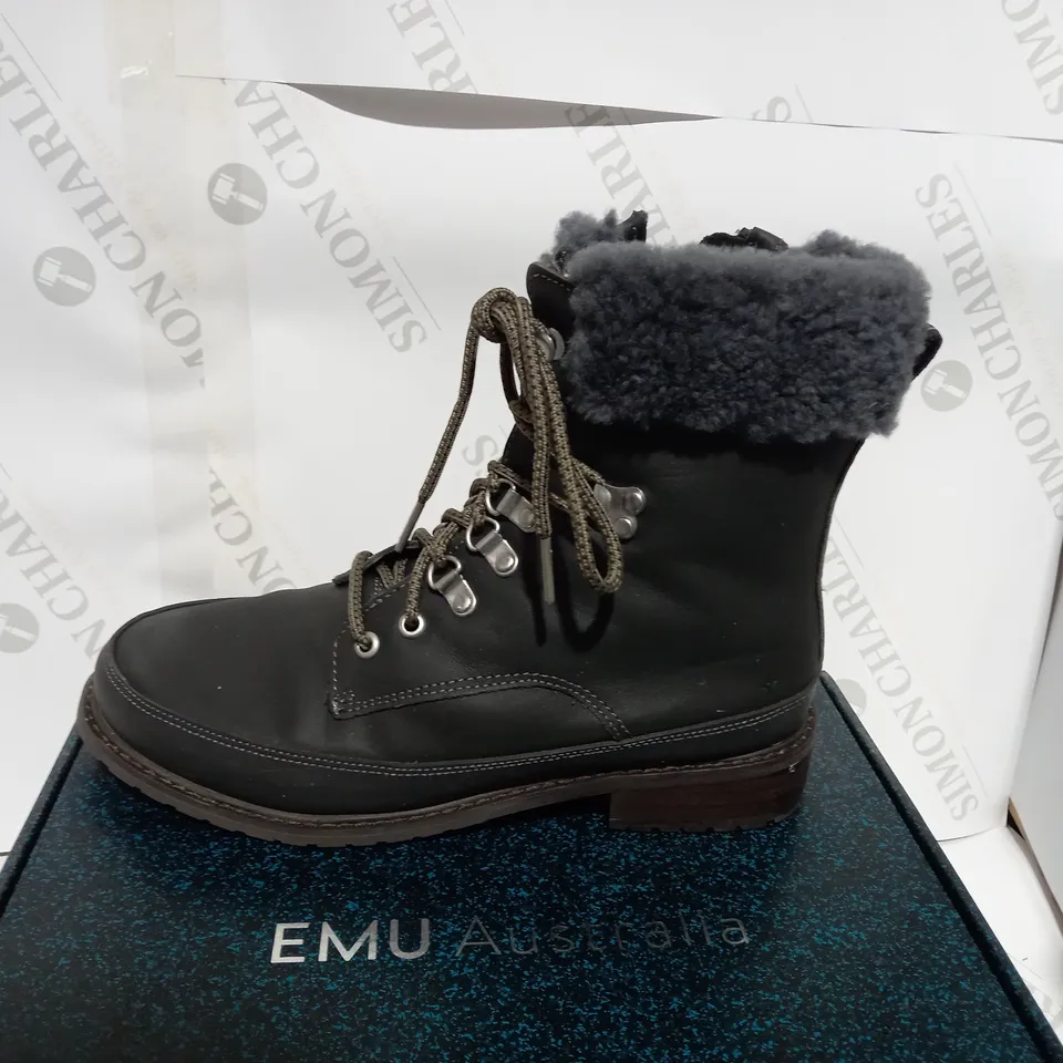 BOXED PAIR OF EMU DARK WALKING GREY BOOTS - SIZE 7