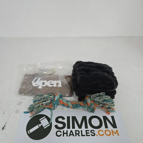 APPROXIMATELY 15 ASSORTED HOUSEHOLD PRODUCTS TO INCLUDE AN OPEN SHOP SIGN, CUSHION COVER AND A ROPE DOG TOY