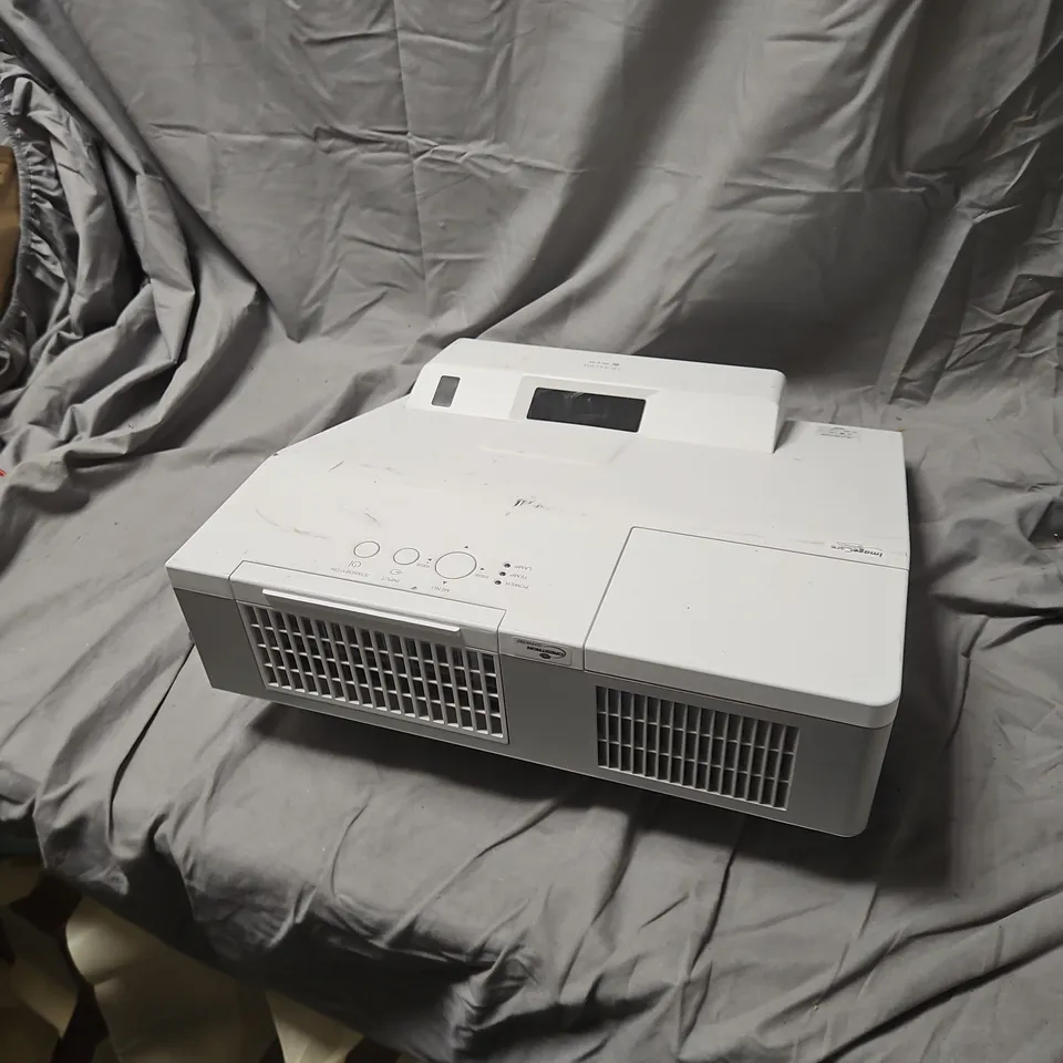 HITACHI CP-AX2505 3LCD PROJECTOR