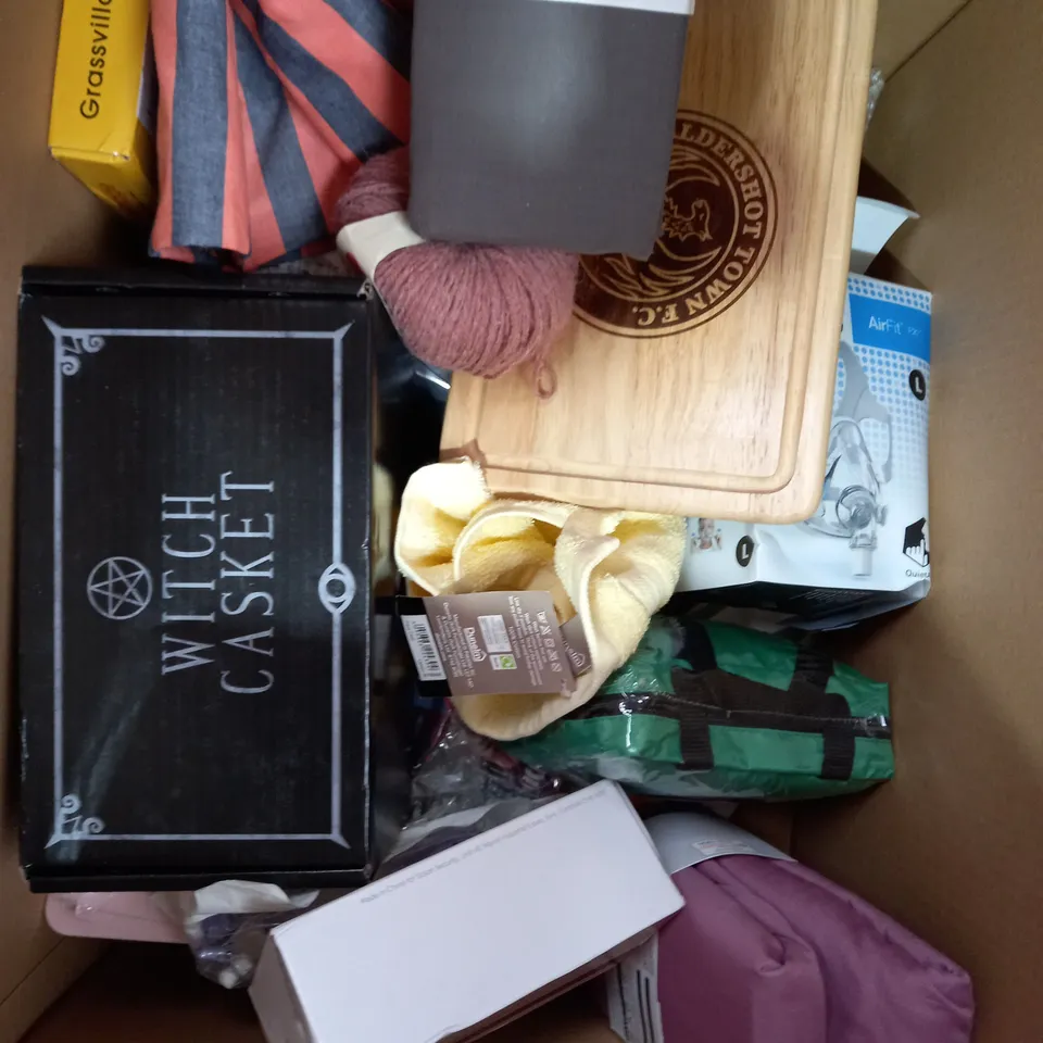 LOT OF APPROX 15 ASSORTED HOUSEHOLD ITEMS TO INCLUDE WOODEN SPOON SET, WIREWORLD BIWIRE JUMPERS, SOLAR ENERGIZER, ETC 