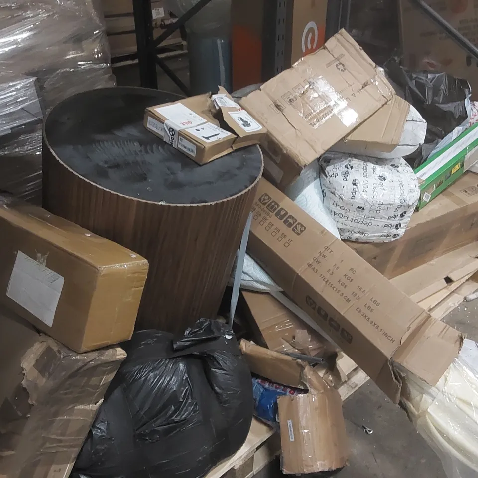 PALLET CONTAINING A LARGE QUANTITY OF ASSORTED FURNITURE ITEMS ECT
