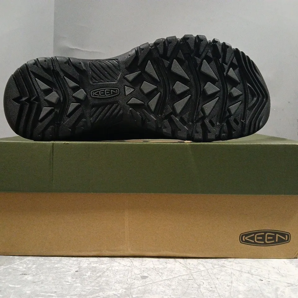 BOXED PAIR OF KEEN ANCHORAGE BOOT III IN BLACK/RAVEN SIZE UK 10.5