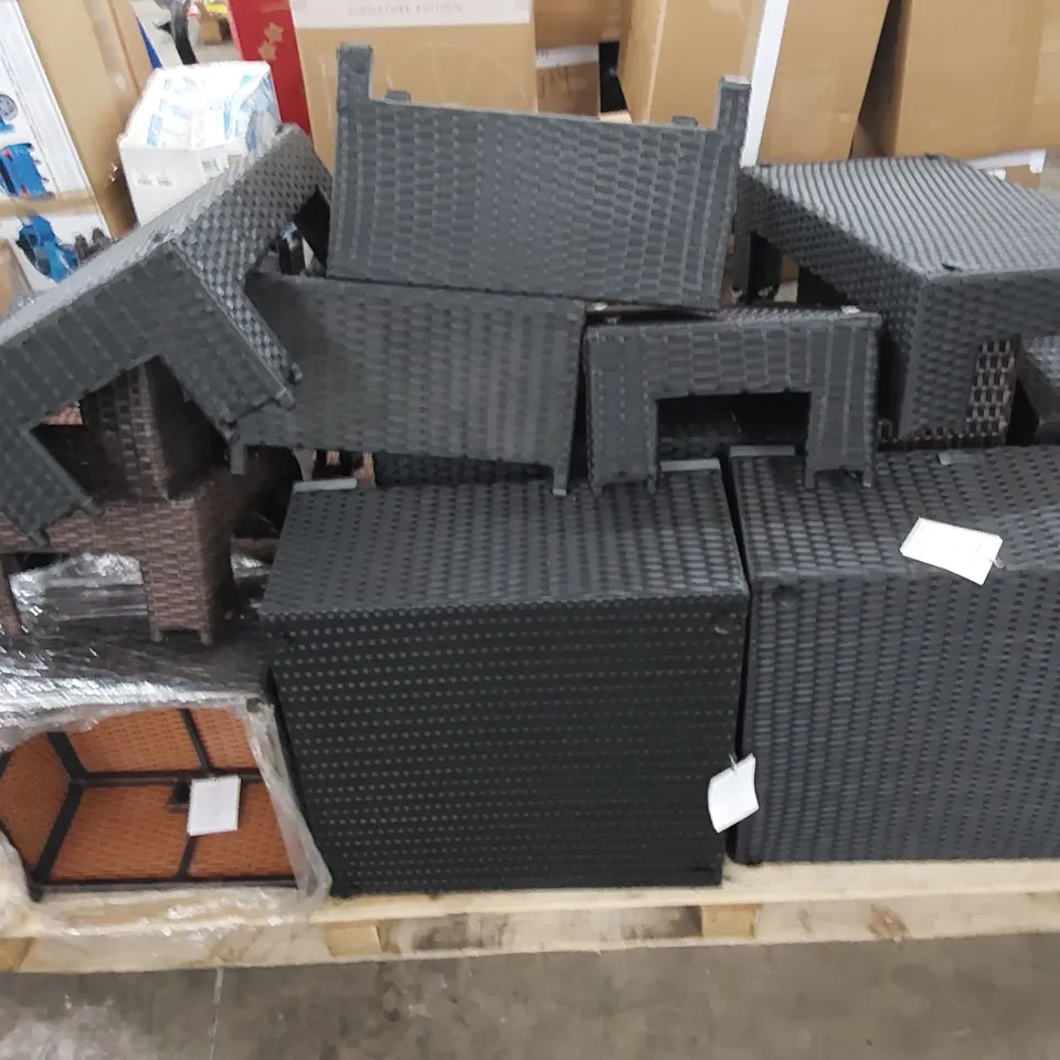 PALLET TO CONTAIN A LARGE ASSORTMENT OF GARDEN/PATIO FURNITURE AND FURNITURE PARTS