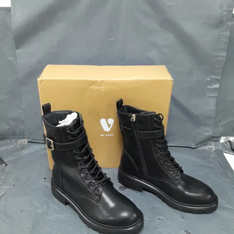 BOXED PAIR OF WIDE FIT ZIP UP LACE BOOTS BLACK UK 6 