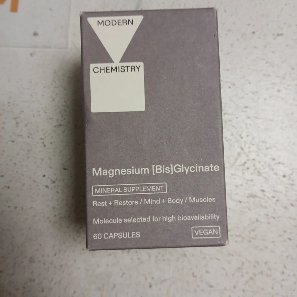 TOTE OF APPROXIMATELY 20 ASSORTED COSMETICS TO INCLUDE: BOOTS MAGNESIUM GLYCINATE