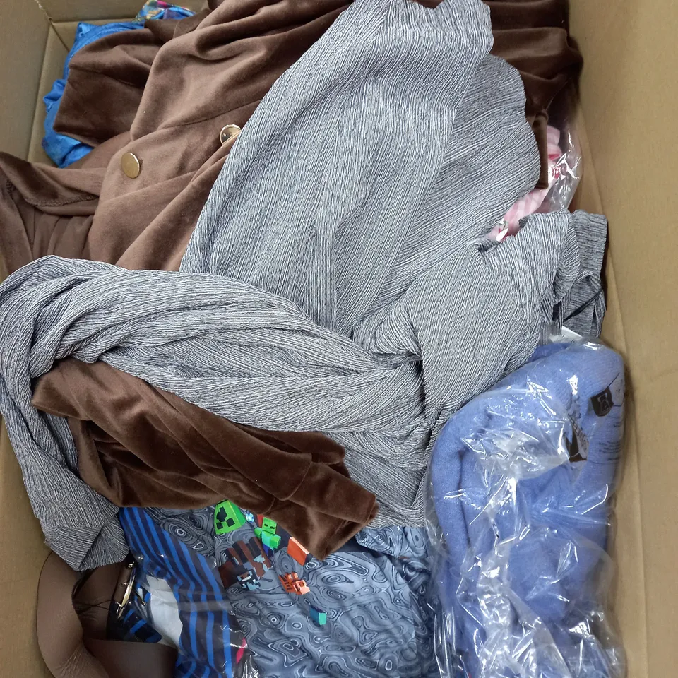 BOX OF APPROXIMATELY 22 ASSORTED CLOTHING ITEMS TO INCUDE - T-SHIRT , TROUSERS , JUMPER ETC