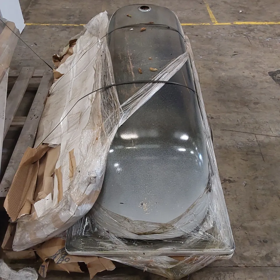 PALLET TO CONTAIN APPROXIMATELY 2 BATHS