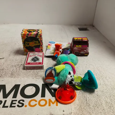 TOTE OF APPROXIMATELY 30 ASSORTED TOY/GAME ITEMS TO INCLUDE NEE DOH DR PEPPER NICE CUBE, TEENY TINY TURNTABLE, PLAYING CARDS, PLAYGRO TOY ETC