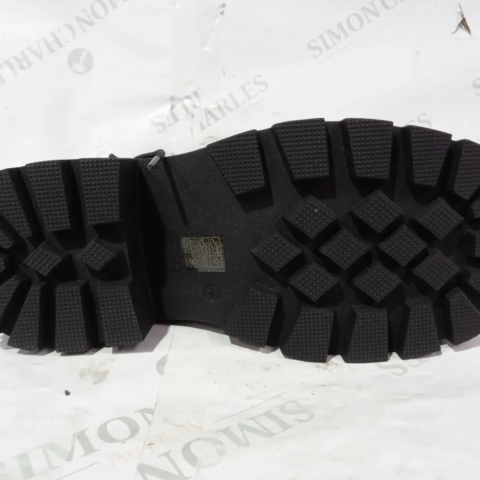 BOXED PAIR OF CUNKY LEATHER BOOTS IN BLACK UK SIZE 5