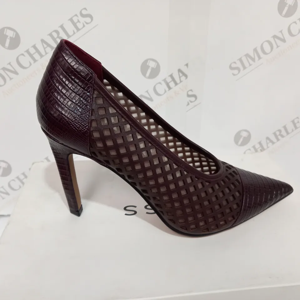 BOXED PAIR OF REISS CLOVER LIZARD SLIP-ON HEELS IN POMEGRANATE SIZE 4