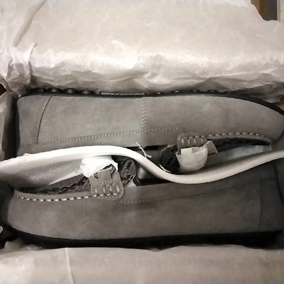 3 SHOE BOXES OF VIONIC SHOES INCLUDING ROSE JOJO OMBRE TRAINERS SIZE 3, 2 × HONOR DAYNA GREY LOAFERS SIZE6