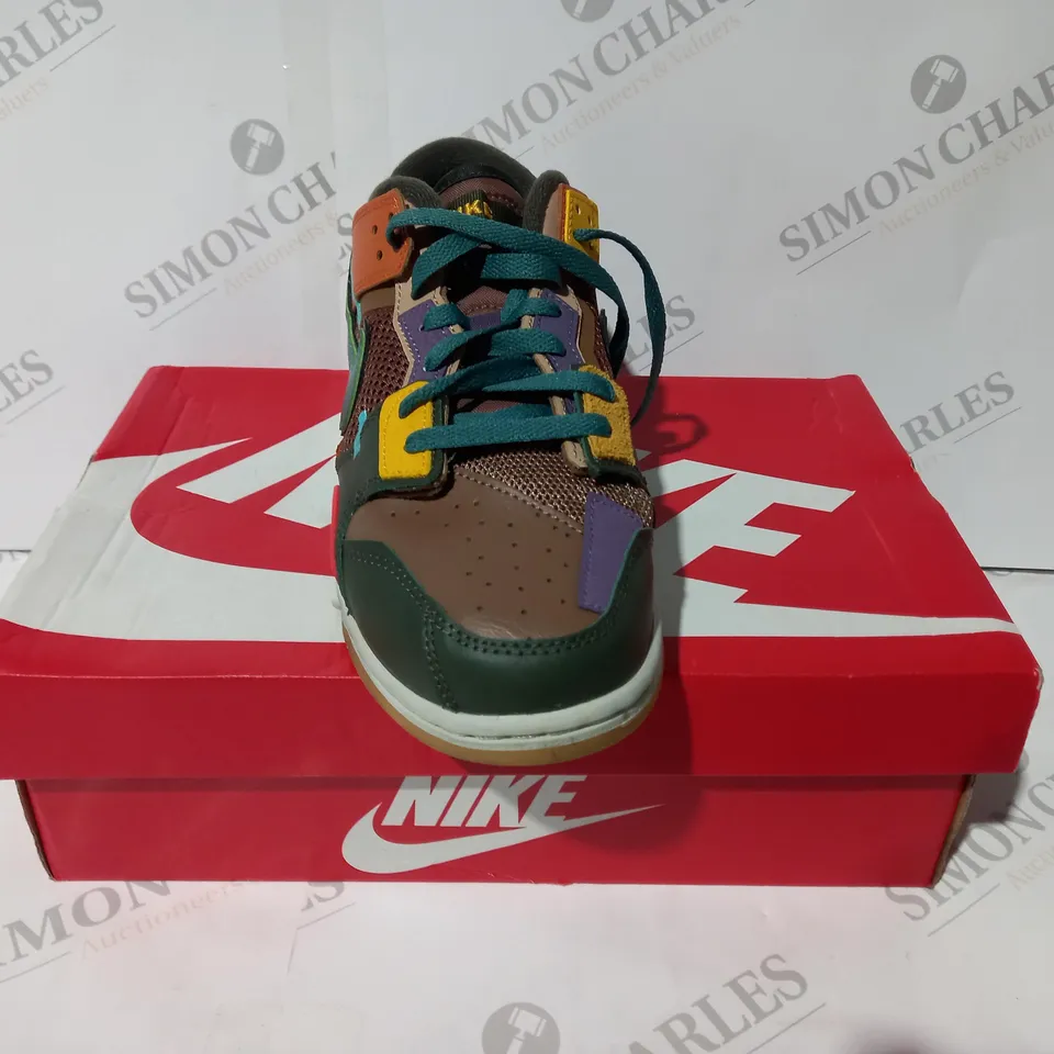 BOXED PAIR OF NIKE DUNK SCRAP TRAINERS IN MULTICOLOUR UK SIZE 7.5