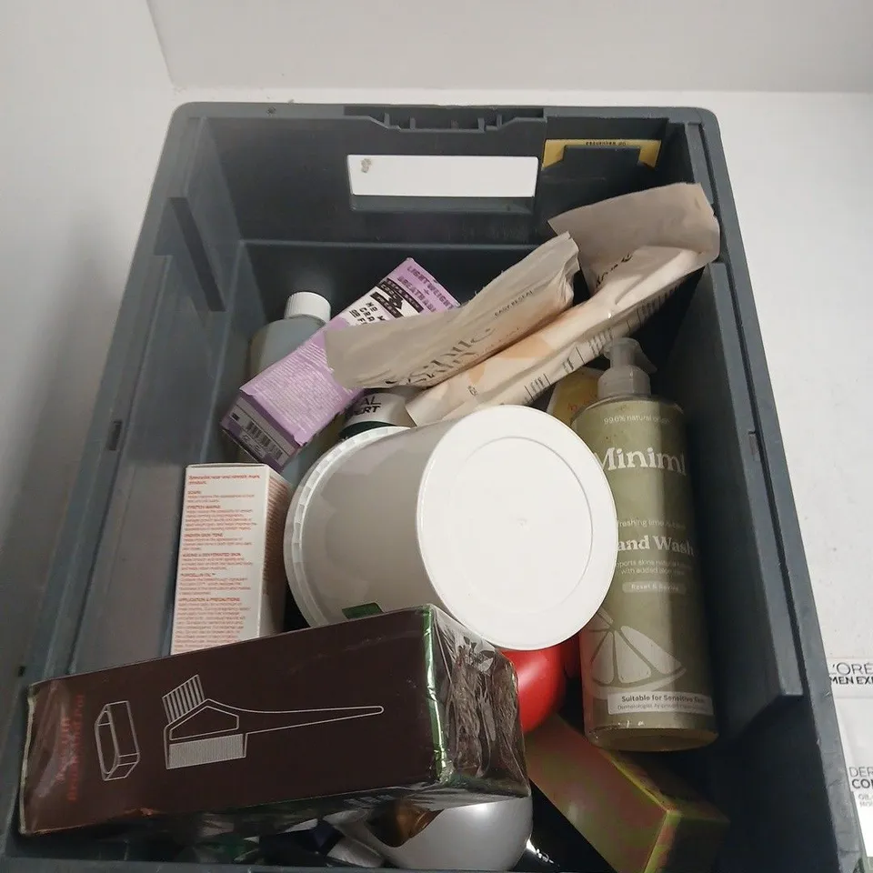 TOTE OF APPROXIMATELY 14 ASSORTED HEALTH AND BEAUTY ITEMS TO INCLUDE: LOREAL MEN OIL CONTROL MOISTURISER 