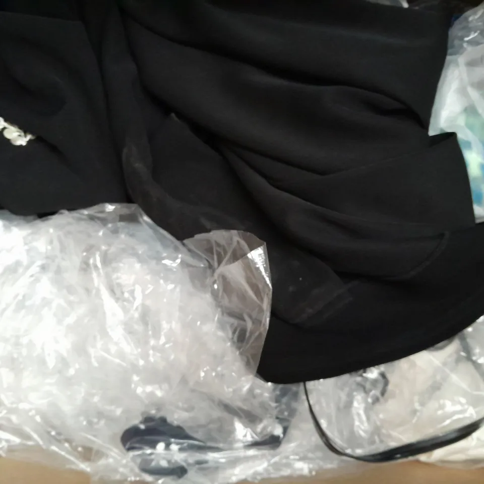 BOX OF APPROXIMATELY 10 ASSORTED CLOTHING AND FASHION ITEMS IN VARIOUS STYLES, SIZES, AND COLOURS - COLLECTION ONLY