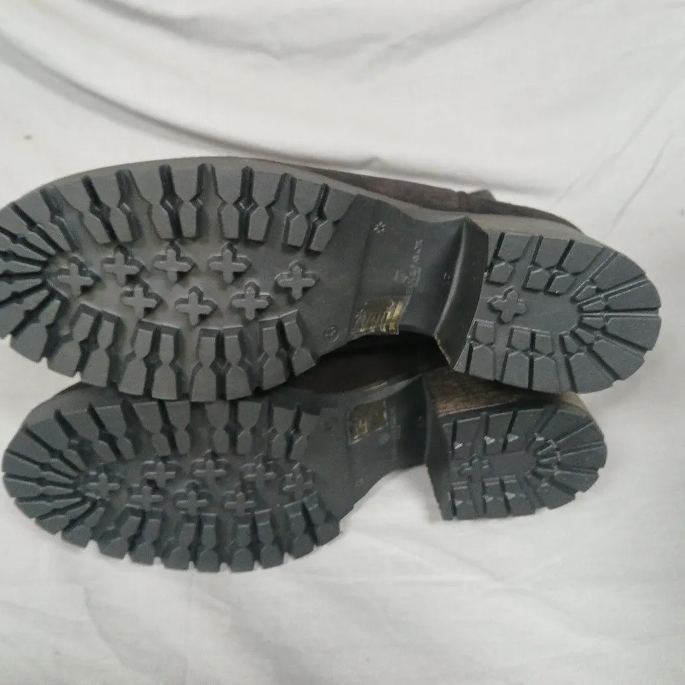 BOXED FAIRFAX & FAVOR WOMEN'S HEELED BOUDICA BOOTS IN BLACK SUEDE, UK 9