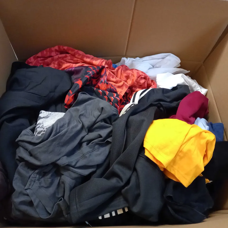 LOT OF APPROX 25 ASSORTED CLOTHING ITEMS VARYING IN SIZE/COLOUR/STYLE TO INCLUDE: TROUSERS, TOPS, DRESSES