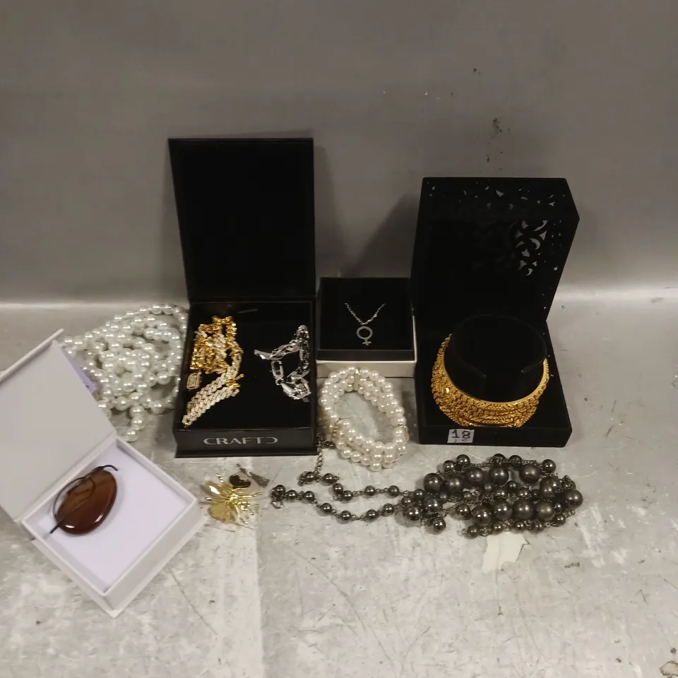 APPROXIMATELY 30 ASSORTED JEWELLERY/COSTUME JEWELLERY PRODUCTS TO INCLUDE NECKLACES, BRACELETS, EARRINGS ETC 