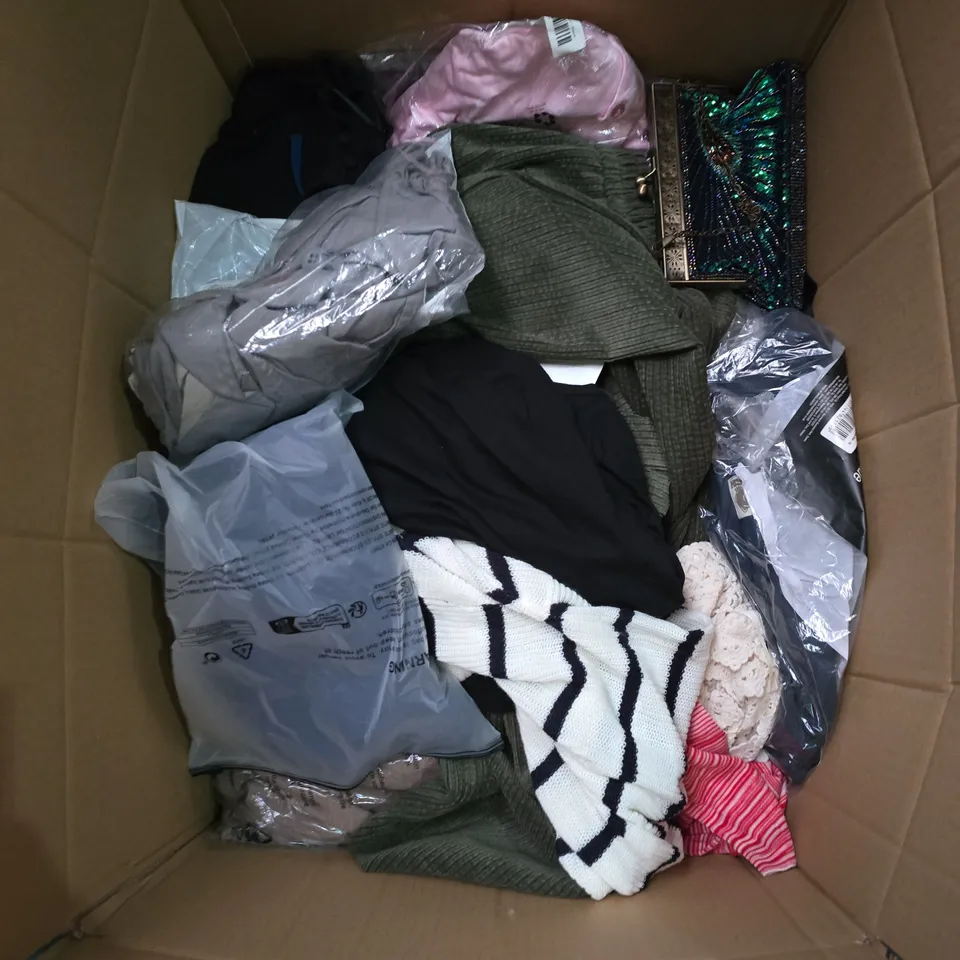 BOX CONTAINING A MIX OF APPROXIMATELY 25 ASSORTED CLOTHING ITEMS