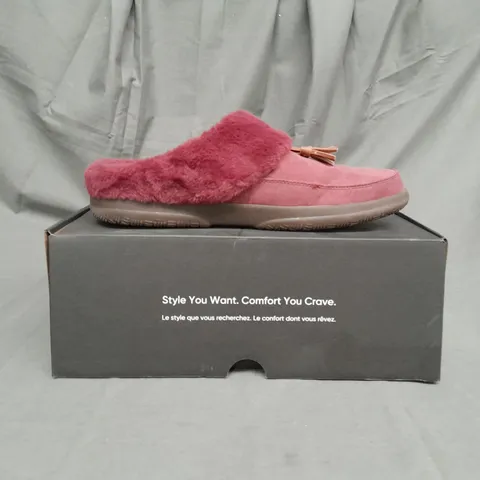 BOXED PAIR OF VIONIC PERRIN SLIPPERS IN SHIRAZ SIZE 7 