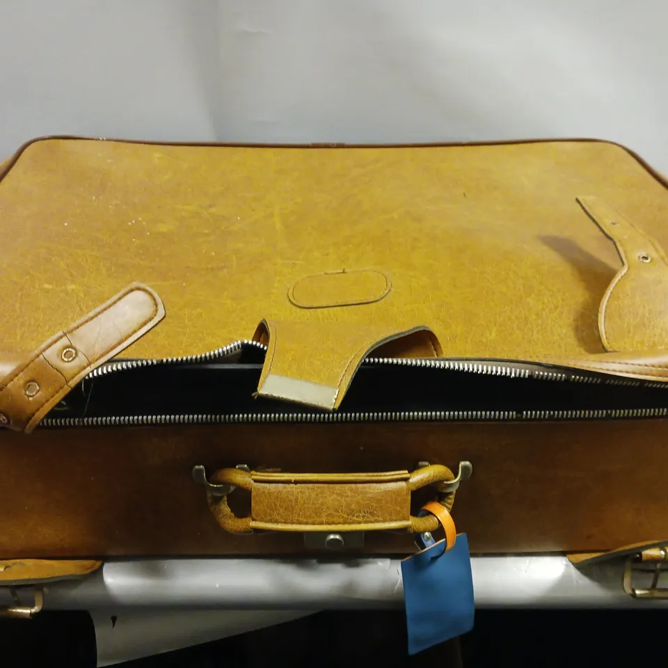 LOCKABLE LUGGAGE SUITCASE IN BROWN 