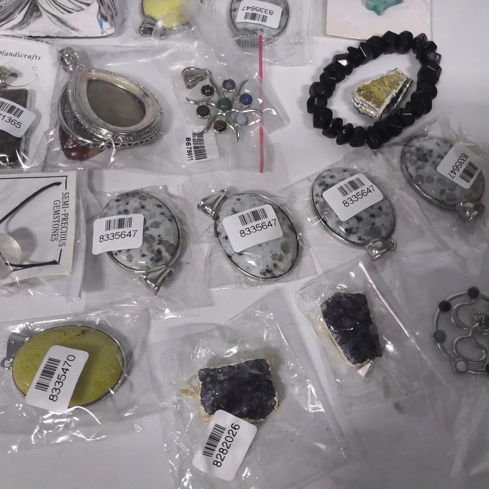 LOT OF APPROXIMATELY 30 ASSORTED FASHION JEWELLERY ITEMS TO INCLUDE BRACELETS, NECKLACE PENDANTS AND PYRAMID ORNAMENT