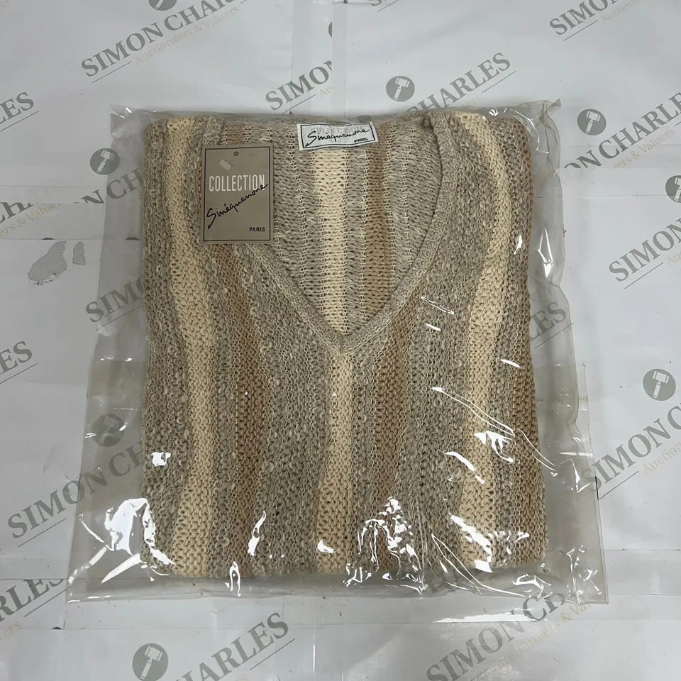 18 AS NEW BAGGED V-NECK KNITTED SWEATSHIRTS IN BEIGE IN VARIOUS SIZES 