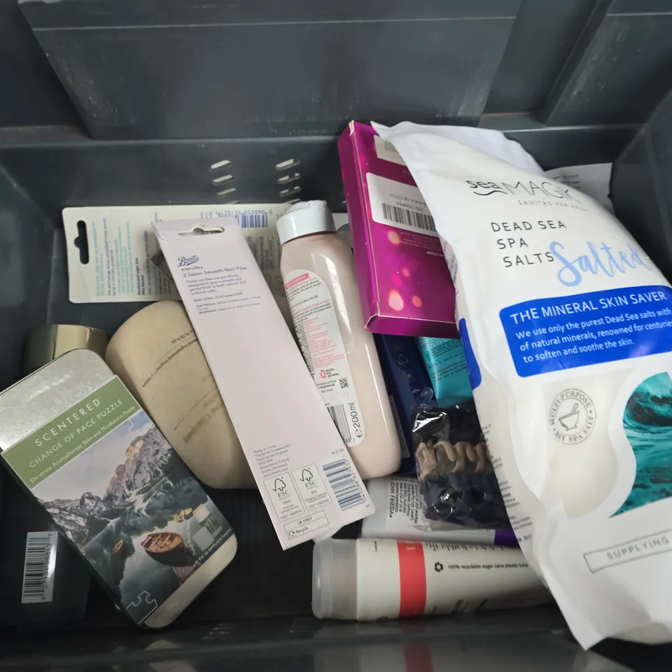 APPROXIMATELY 15 ASSORTED HEALTH & BEAUTY PRODUCTS TO INCLUDE VITAMIN C BRIGHTENING SERUM, MADE BY MITCHELL BLURSH BALM, SEAMAGIK DEAD SEA SPA SALTS, ETC - COLLECTION ONLY