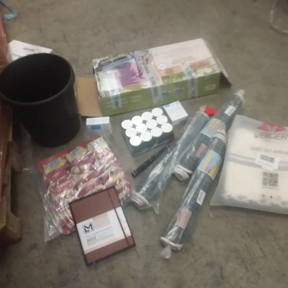PALLET OF ASSORTED ITEMS TO INCLUDE: FULL YEARPLANNER, ITALIAN GRATED CHEESE, MATTS ETC