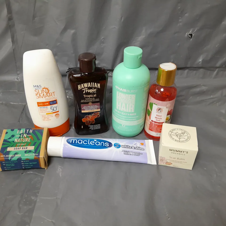 APPROXIMATELY 20 ASSORTED COSMETICS PRODUCTS TO INCLUDE - HAWAIIAN TROPIC TANNING OIL, MACLEANS TOOTHPASTE AND MUMMY'S ORGANIC SCAR BALM ETC. 