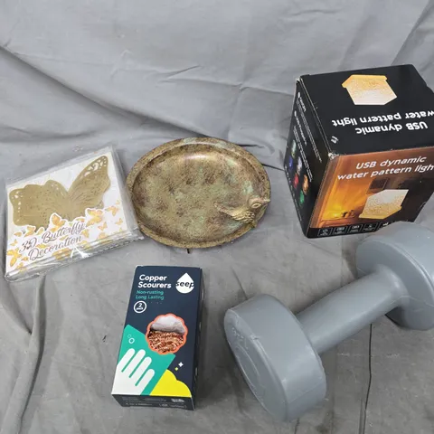 APPROXIMATELY 20 ASSORTED HOUSEHOLD ITEMS TO INCLUDE WEIGHTS, DESK LIGHT, COPPER SCOURER ETC 