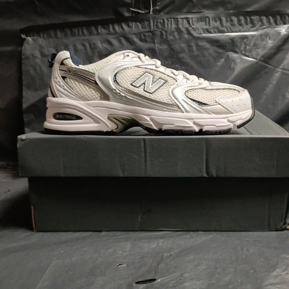 BOXED PAIR OF NEW BALANCE 530 TRAINERS IN WHITE/SILVER/NAVY SIZE UK 4