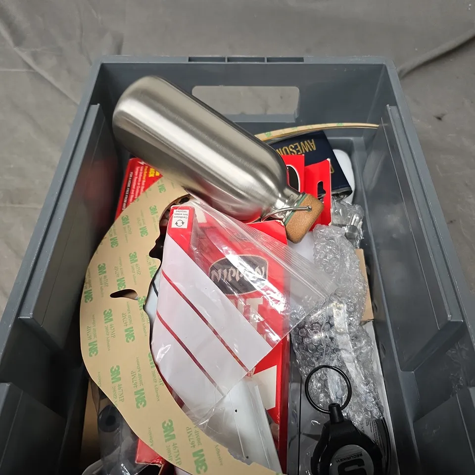 APPROXIMATELY 15 ASSORTED HOUSEHOLD ITEMS TO INCLUDE - BOTTLES , WHISKEY FLASK , ANT BAIT STATIONS , ETC 