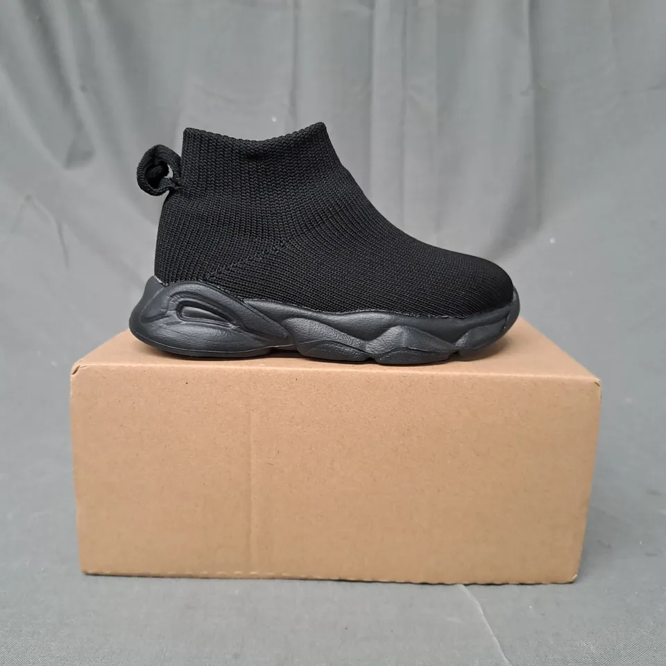 BOXED PAIR OF DESIGNER KIDS SHOES IN BLACK EU SIZE 23