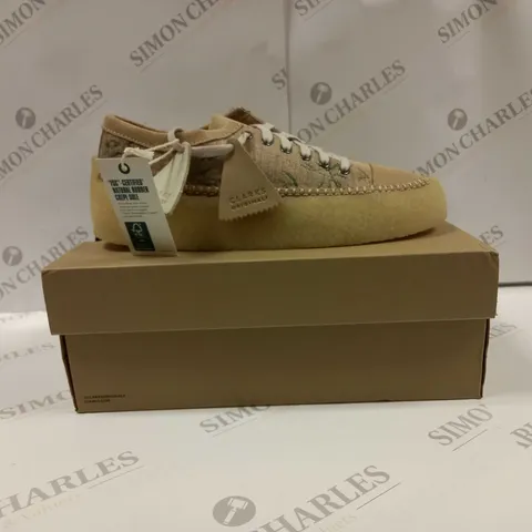 BOXED PAIR OF CLARKS ORIGINALS CARAVAN LOW SHOES UK SIZE 8 