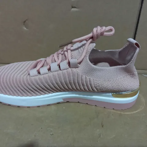BOXED PAIR OF DESIGNER SHOES IN PINK EU SIZE 37