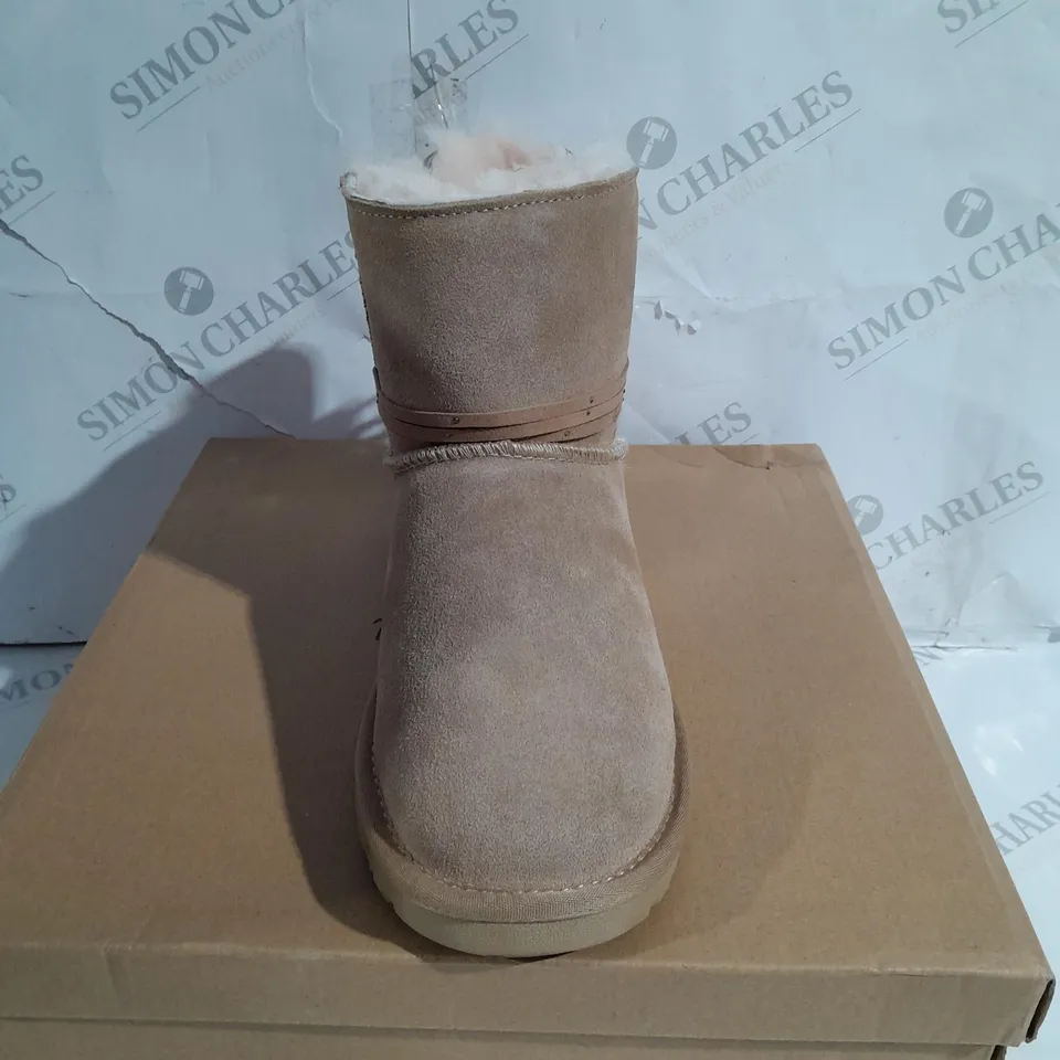 BOXED BONOVA TIE LOW BOOTS IN TAN - SIZE 6