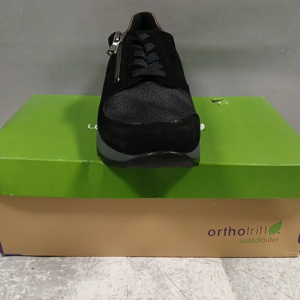 BOXED PAIR OF WALD LAUFER SHOES IN BLACK SIZE 6