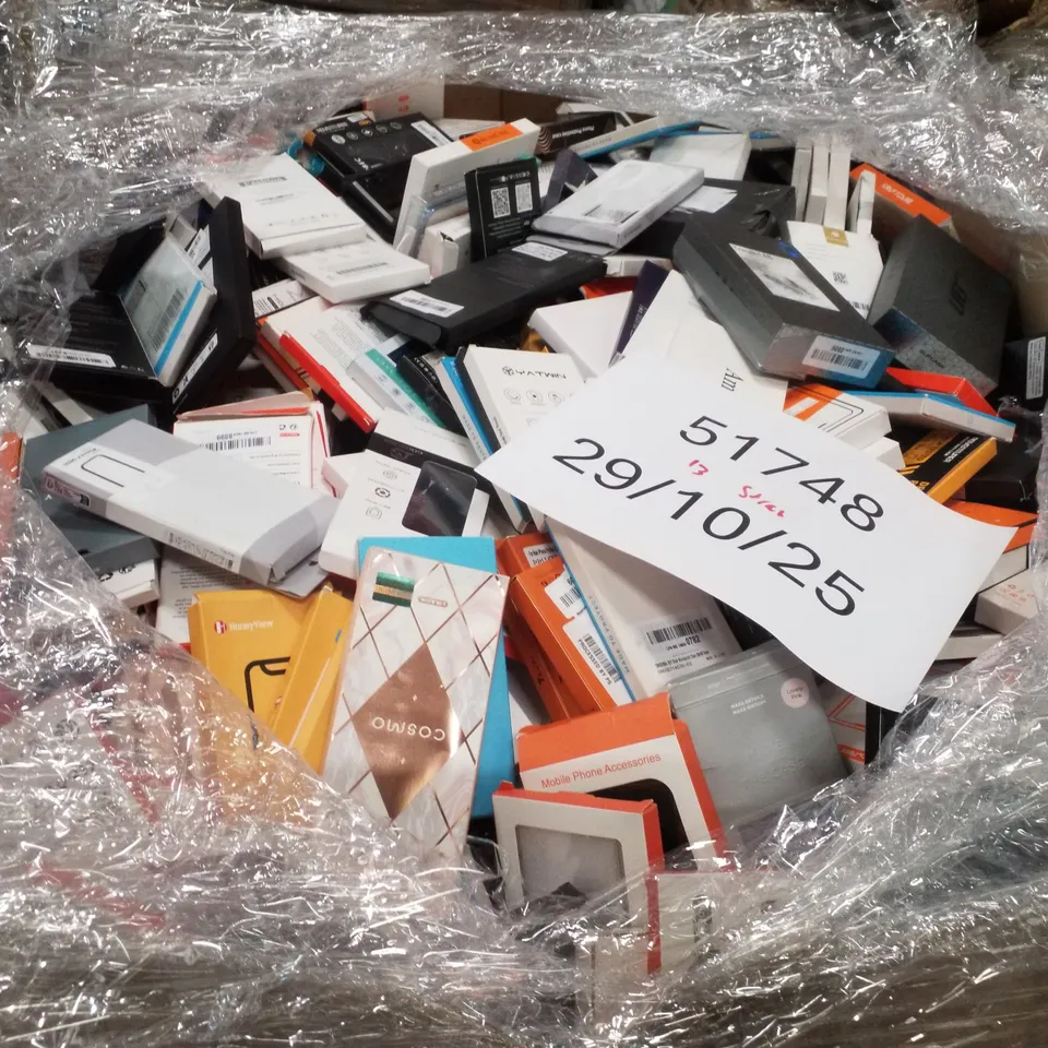 PALLET CONTAINING LARGE QUANTITY OF ASSORTED PHONE CASES